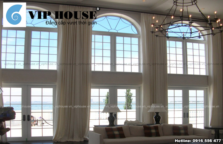 Phòng khách đẹp làm duyên với cửa sổ mái vòm 